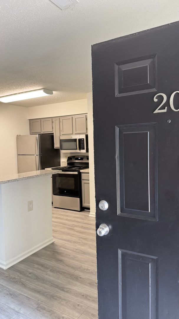 Building Photo - 2 Bed / 2 Bath – Available August 7