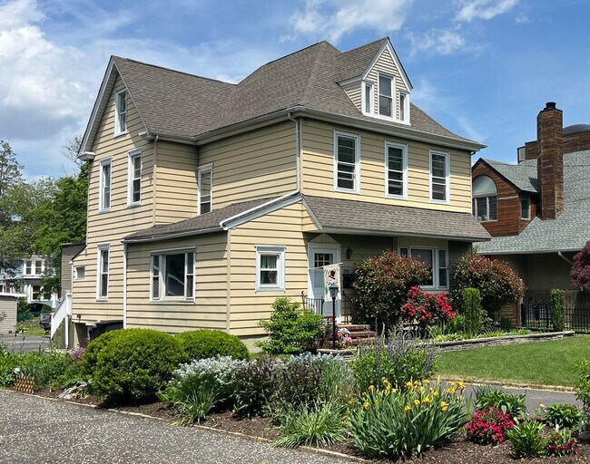 1st Floor, 3 Bedroom w/ Den - 205 W Maple Ave