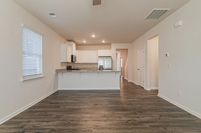 Building Photo - Price Improvement! Beautiful Townhome in G...