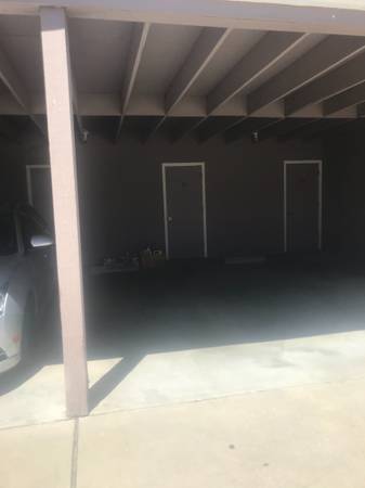 Puerta de almacenaje en estacionamiento techado - Beachwood Townhouses