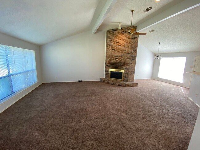 Building Photo - AVAILABLE NOW!!! Very Spacious 2 Bedroom, ...