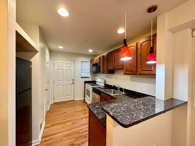 Foto del edificio - Charming 2 Bedroom/1.5 Bathroom Townhome in Washington Village-Pigtown!