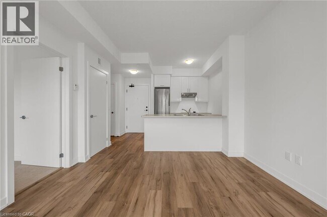 Photo du bâtiment - 600 N Service Rd