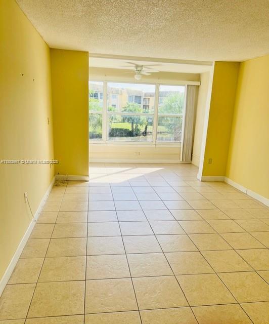 Foto del edificio - 8325 Sunrise Lakes Blvd