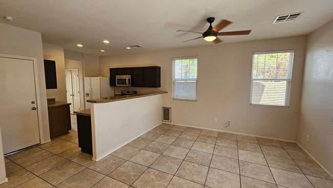 Building Photo - Spacious 3 bedroom Town home in Henderson!!!
