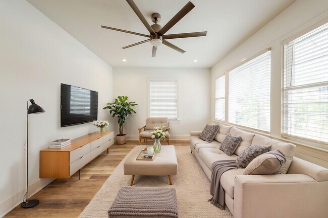 Foto del edificio - 2018 Remodeled 3 bed / 2 bath - wood / tile floors, fenced yard. Hyde Park / Downtown