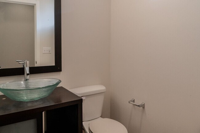 Foto del edificio - Spacious 1,884 sq ft 3bd 2.5bth home w/ loft & 2 car garage!