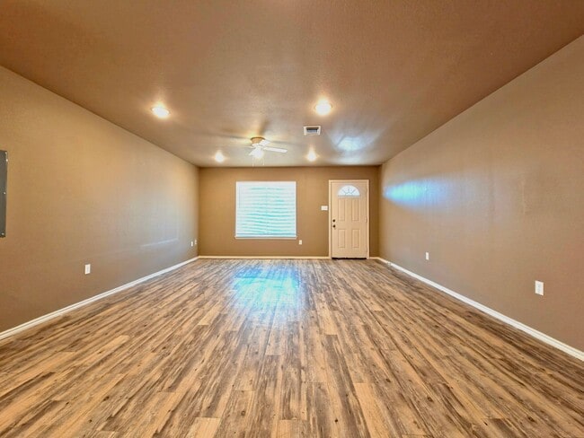 Building Photo - Cozy 3/2/1 in Northeast Lubbock
