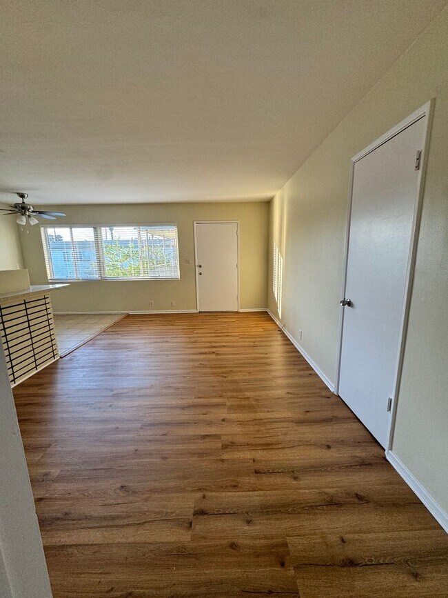 Foto del edificio - 1 BDRM, 1 BA WITH PARKING SPACE!