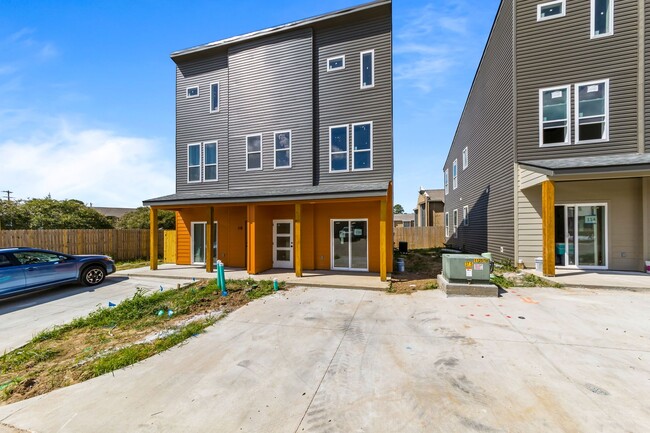 Building Photo - 112 Winged Elm Lane