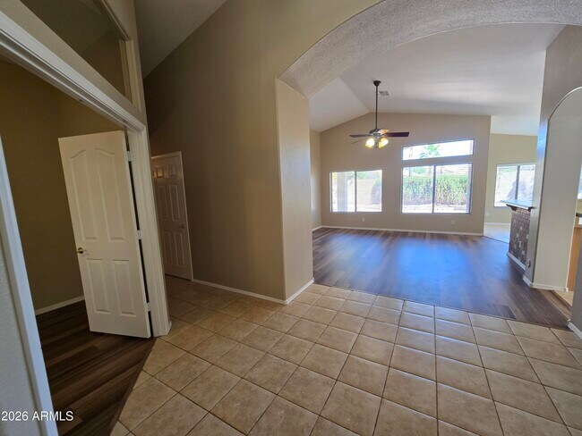 Foto del edificio - 1074 E Cathy Dr