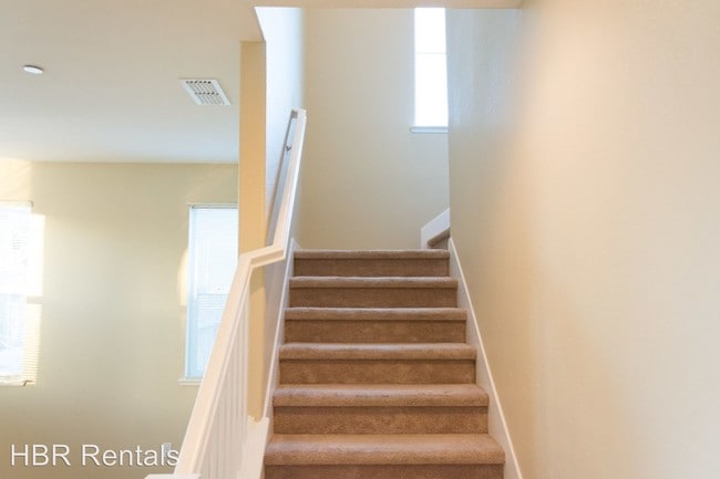 Building Photo - 4 br, 3.5 bath House - 884 Jesse Martinez