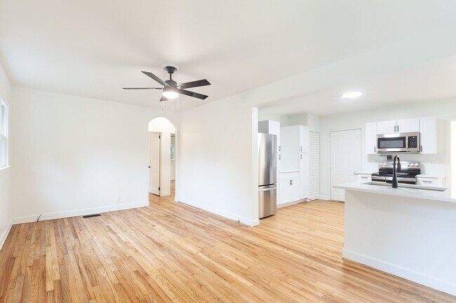 Building Photo - Beautiful Newly Renovated 2/1 w/ Large Fen...