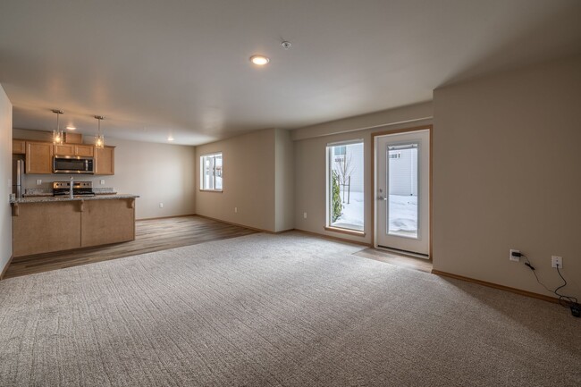 Foto del edificio - Large 2 Bedroom 2 Bath Apartment with Many...