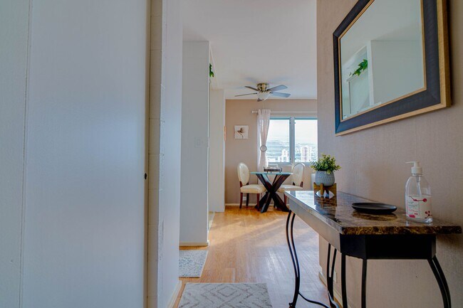 Foto del edificio - Fully-Furnished One Bedroom at Ala Wai Cove
