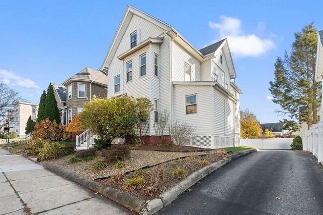 Building Photo - 100 Medford St