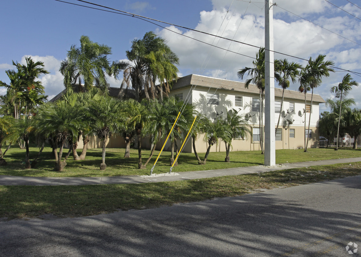 Building Photo - Biscayne Park