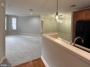 Building Photo - 300 W Elm St