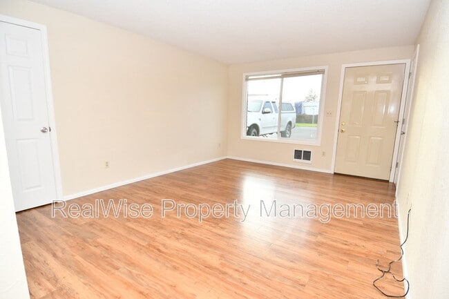 Building Photo - 313 NW Tumlin Ave