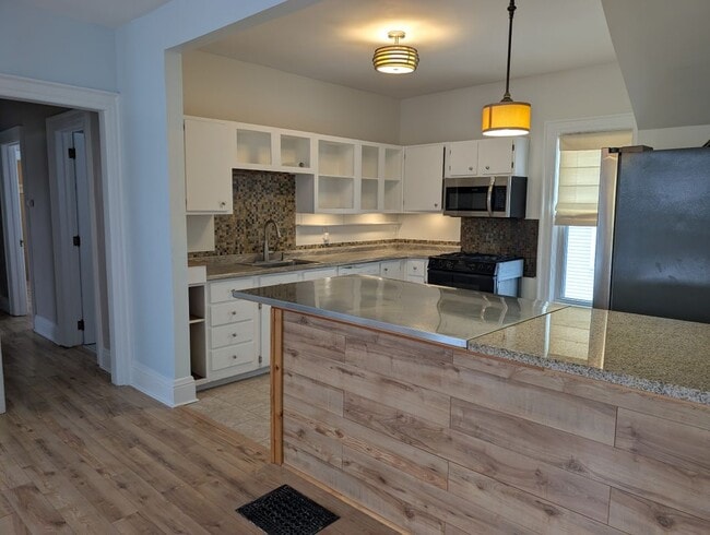 Building Photo - 5313 Broadway, 1