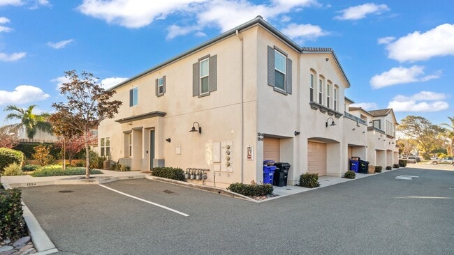 Building Photo - 2BR Townhouse in Imperial Beach with Washer/Dryer and Garage!