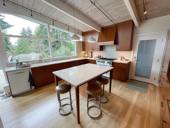 Building Photo - Sophisticated Contemporary Home in Meadowb...