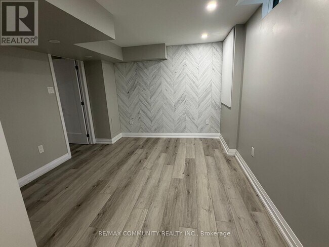 Building Photo - 24 Mayflower St