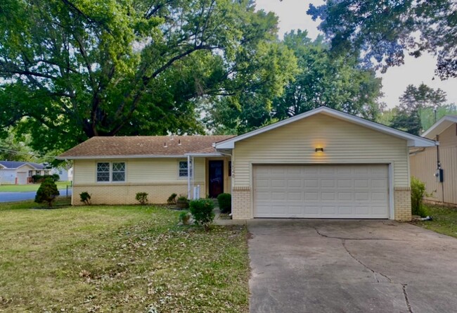 Building Photo - 1548 E Crestview St