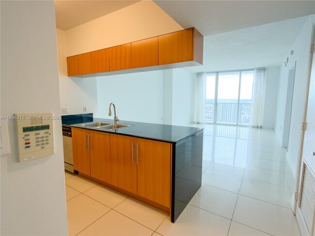 Building Photo - 1750 N Bayshore Dr