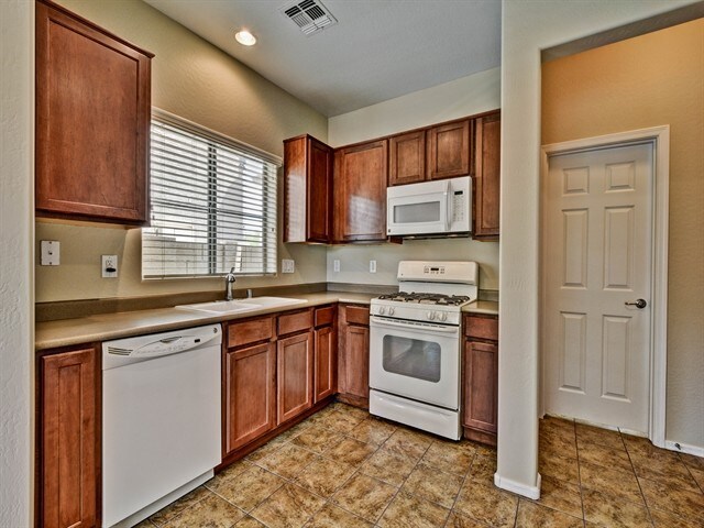 Foto del edificio - 14241 W Port Royale Ln