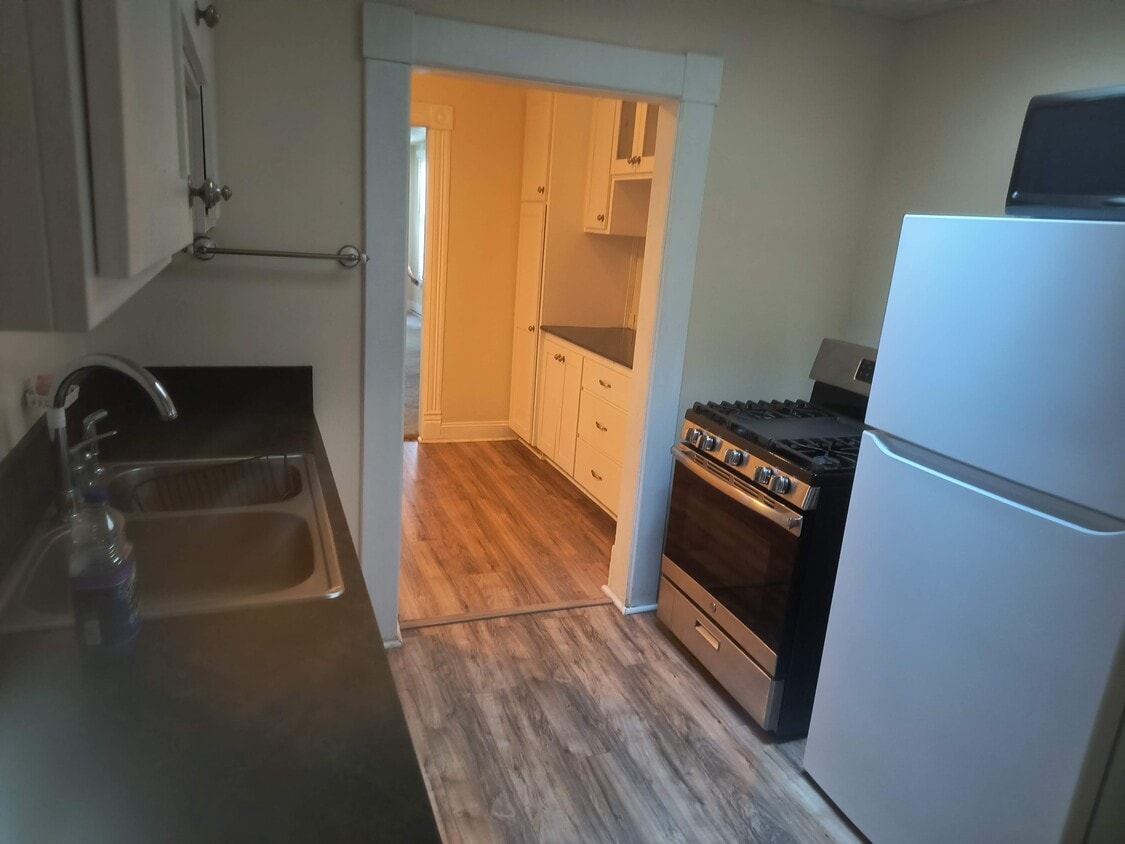 kitchen - 631 Canal St
