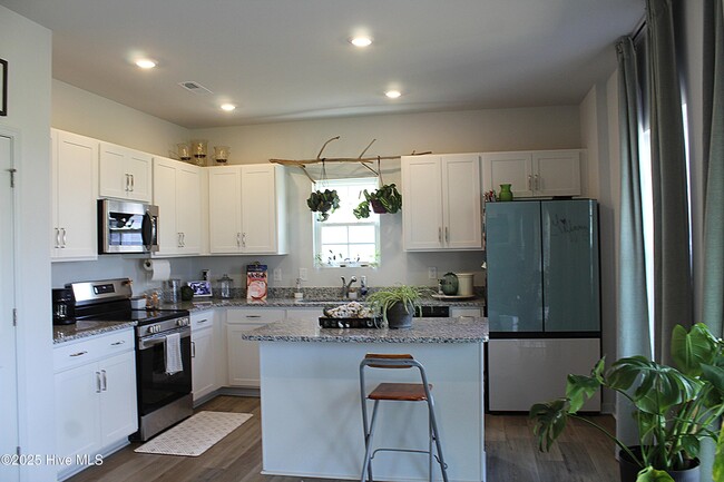 Building Photo - 300 Ruby Baird Dr