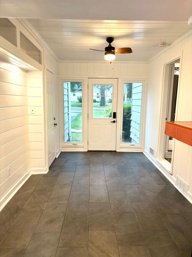 Building Photo - Charming 3-bedroom, 2-bath Cottage on a Sp...