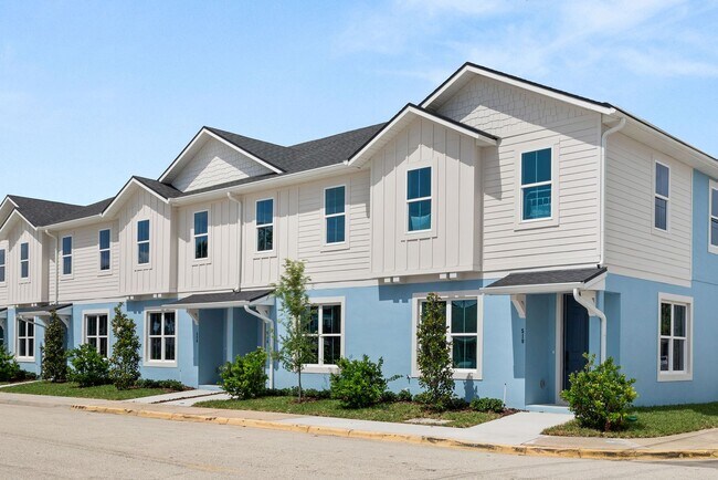 Building Photo - Stunning Beachside Townhouse