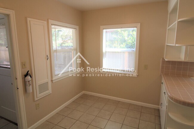 Building Photo - East Sacramento 2/1 Duplex With 1 Car Gara...