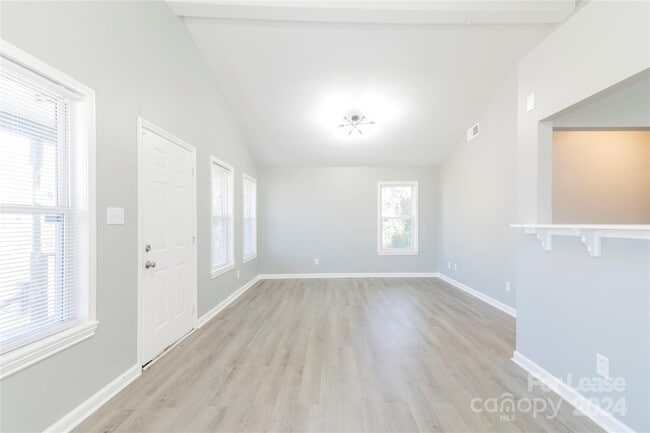 Foto del edificio - 2920 Meadowcliff Dr