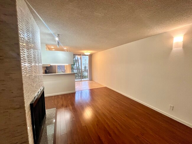 Building Photo - 659 S Cloverdale Ave