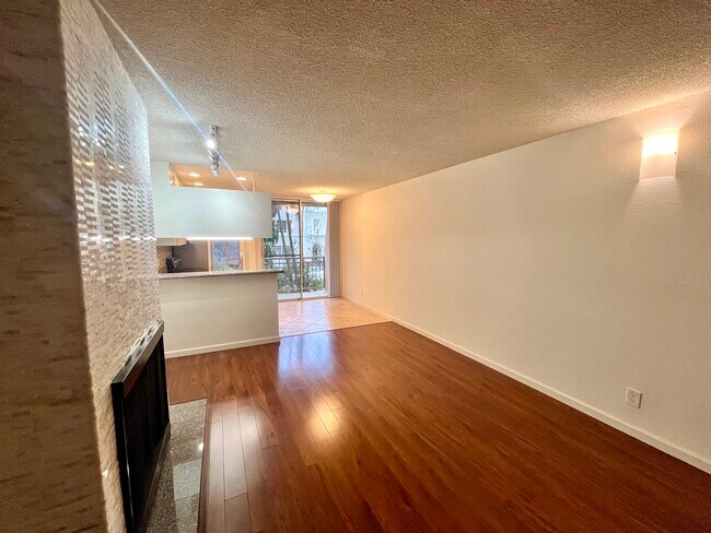 Foto del edificio - 659 S Cloverdale Ave