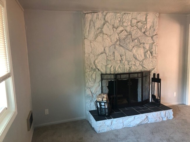 Building Photo - SPACIOUS SPLIT LEVEL HOME IN ORCHARDS