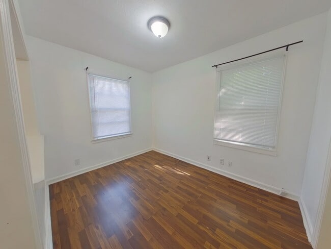 Building Photo - 827 S Crestway St