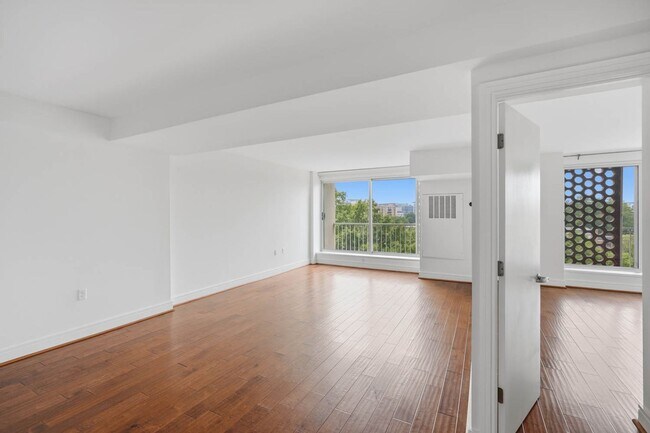 Foto del edificio - Southwest Waterfront Condo | 1 Bed | 1 Bath | 950 Sf | Private Balcony | 1 Parking Space