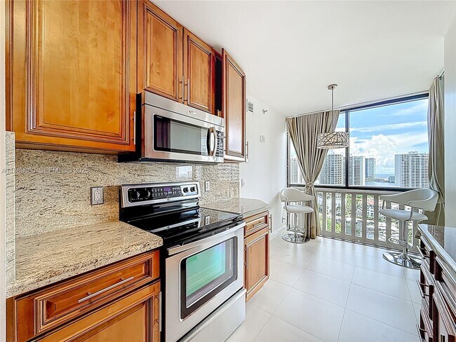 Foto del edificio - 1000 W Island Blvd