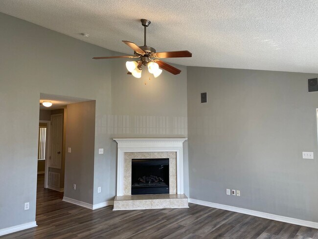 Building Photo - Charming 3 Bedroom