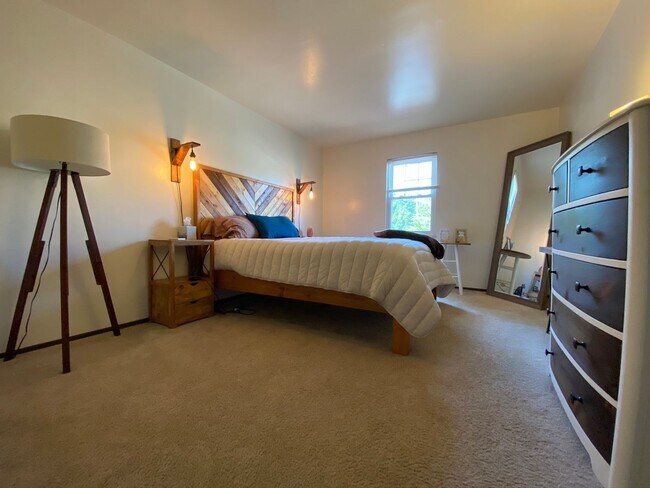 Building Photo - Beautiful 2 Bedroom Apartment in Prime Bellevue Location! Close to Downtown, Shopping, Dining & M...