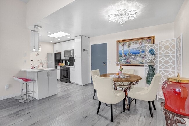 Building Photo - 4295 Vía Arbolada