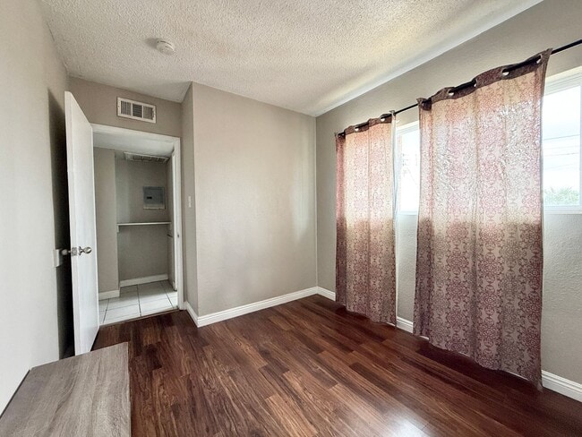 Building Photo - Charming 2-Bed Apartment – Well-Maintained...