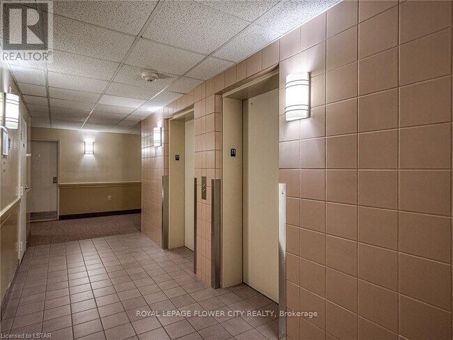 Photo du bâtiment - 860 Commissioners Rd E