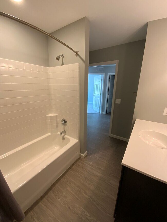 Foto del edificio - 200 Larkspur Ln
