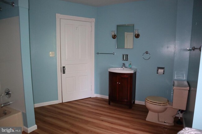 Building Photo - 208 Linden Ave