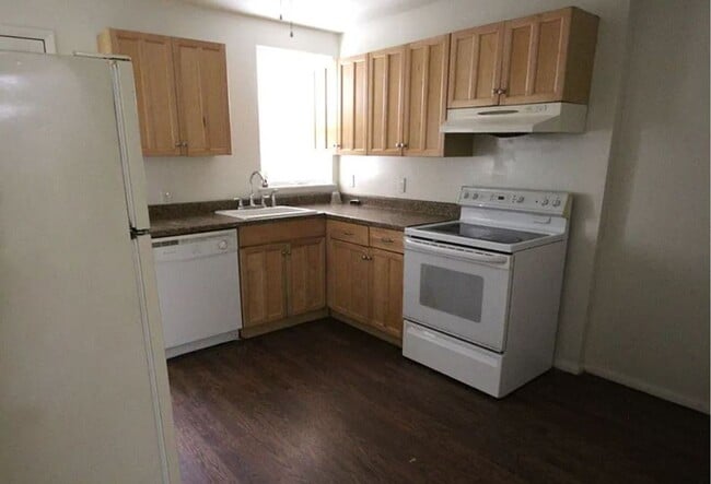 Building Photo - COMING SOON! Quiet block, cozy home - community garden, Calvert Street Park!